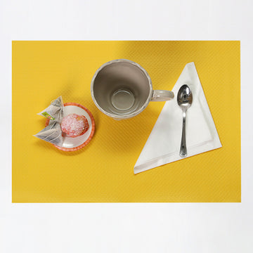 Apparecchiatura colazione su tovaglietta gialla